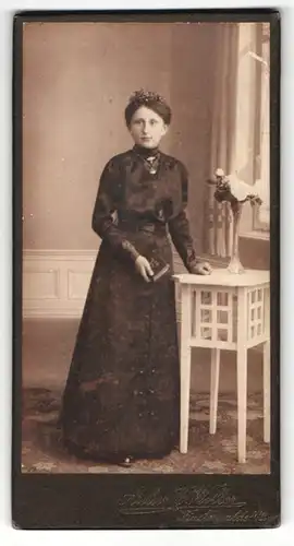 Fotografie E. Wolter, Finsterwalde, Portrait dunkelhaarige Dame mit Haar- und Halsschmuck