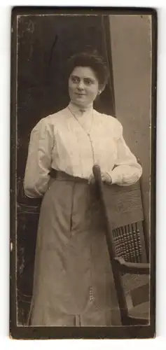 Fotografie Fischer & Ludwig, Leipzig, Portrait lachende junge Frau mit Ohr- und Halsschmuck