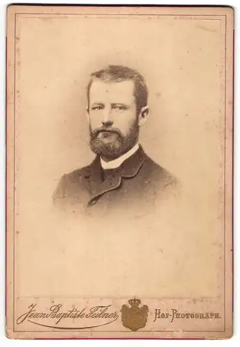 Fotografie Jean Baptiste Feilner, Oldenburg, Portrait charmanter junger Mann mit Vollbart