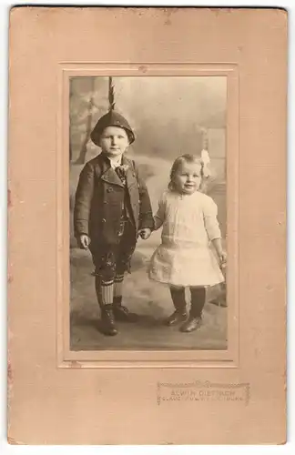 Fotografie Alwin Dietrich, Glauchau, Portrait Bub in Tracht und kleine Schwester