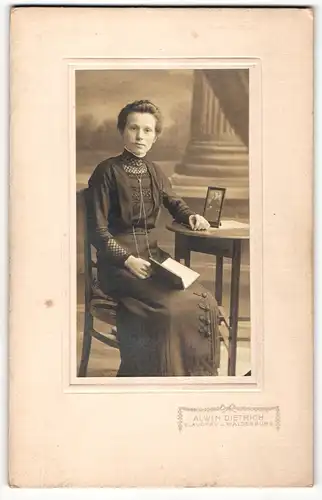 Fotografie Alwin Dietrich, Glauchau, Portrait junge Frau in schwarzem Kleid
