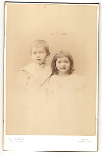 Fotografie A. & F. Naumann, Leipzig, Portrait Bub und Mädchen