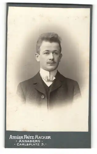 Fotografie Franz Hacker, Annaberg, Portrait eleganter Herr mit Oberlippenbart