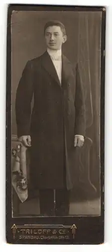Fotografie Trilopp & Co., Berlin-Spandau, Portrait eleganter Mann im Anzug