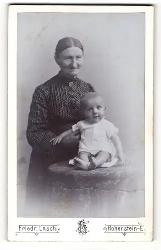 Fotografie Friedr. Lasch, Hohenstein, Portrait edle Dame mit süssen Kleinkind im Arm