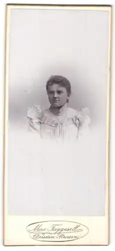 Fotografie Max Taggesell, Dresden, Portrait schöne Dame im weissen Kleid