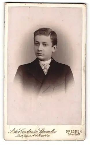 Fotografie Constantin Schwendler, Dresden, Portrait dunkelhaariger Junge im Anzug