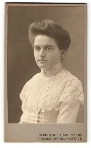 Fotografie Hahn, Dresden, Portrait hübsche Dame in weisser Bluse