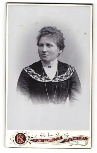 Fotografie Kurt Schröder, Mittweida, Frau im schwarzen Kleid mit langer Kette