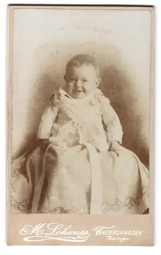 Fotografie M. Lohauss, Waltershausen / Thüringen, Kind im weissen Kleid mit Schleife