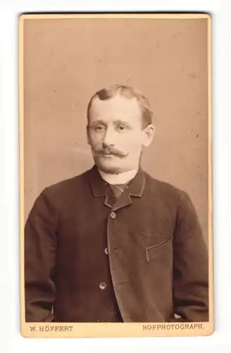 Fotografie W. Höffert, Dresden, Portrait stattlicher Herr mit Schnäuzer