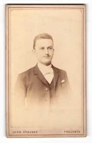 Fotografie Herm. Krausse, Treuen i. V., Portrait charmanter junger Mann in Fliege und Jackett