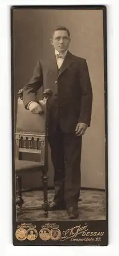 Fotografie L. K. Jue, Dessau, Portrait stattlicher junger Mann im Anzug