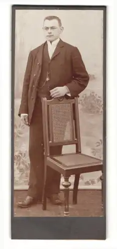 Fotografie unbekannter Fotograf und Ort, Portrait junger Mann mit Bürstenhaarschnitt in Anzug