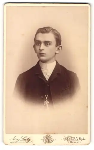 Fotografie Aug. Lutz, Gera R.j.L., Portrait halbwüchsiger Knabe in Anzug