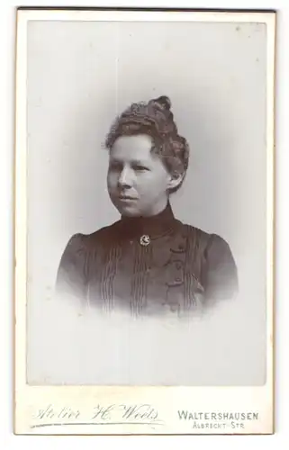 Fotografie H. Weets, Waltershausen, Portrait junge Dame mit Hochsteckfrisur und Kragenbrosche