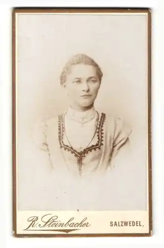 Fotografie R Steinbacher, Salzwedel, Portrait junge Dame mit zurückgebundenem Haar