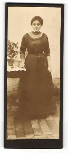 Fotografie unbekannter Fotograf und Ort, Portrait junge Dame im eleganten Kleid an Tisch gelehnt