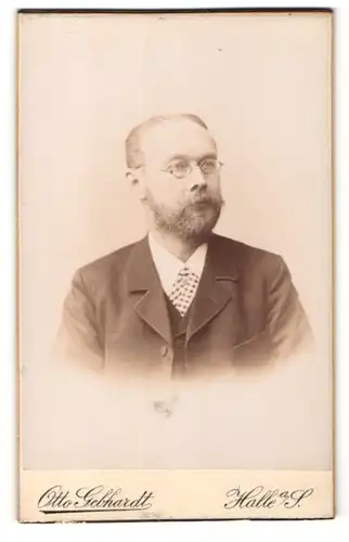 Fotografie Otto Gebhardt, Halle a / S., Portrait elegant gekleideter Herr mit Brille und Vollbart