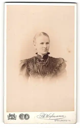 Fotografie Ph. Hofmann, Stollberg i. S., Portrait blondes hübsches Fräulein mit Halskette und Brosche