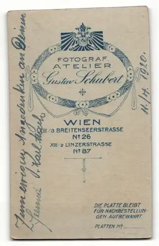 Fotografie Gustav Schubert, Wien, Portrait bürgerlicher Herr im Anzug mit Fliege und Schnurrbart