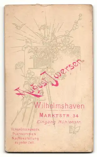 Fotografie August Iwersen, Wilhelmshaven, Portrait niedliches Mädchen im weissen Kleidchen