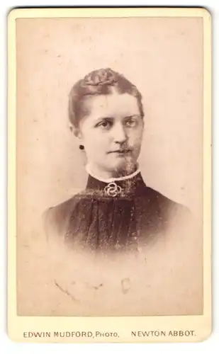 Fotografie Edwin Mudford, Newton Abbot, Portrait charmante Dame mit Brosche am Kragen