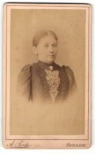 Fotografie A. Bode, Friesack, Portrait hübsche Frau in bestickten Kleid