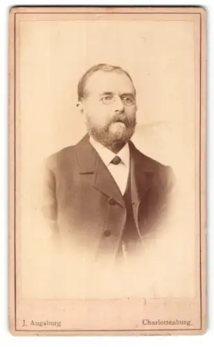 Fotografie J. Augsburg, Berlin-.Charlottenburg, Portrait vollbärtiger herr mit Zwicker