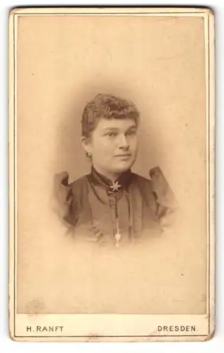 Fotografie H. Ranft, Dresden, Portrait Frau im Kleid mit Puffärmeln
