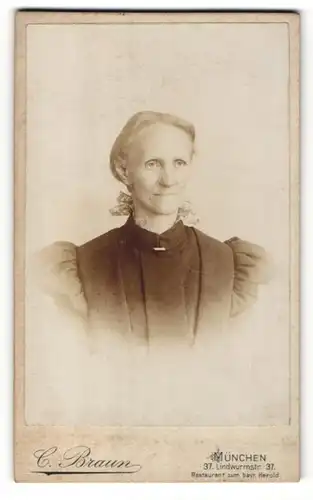 Fotografie C. Braun, München, Portrait ältere Frau in bürgerlichem Kleid
