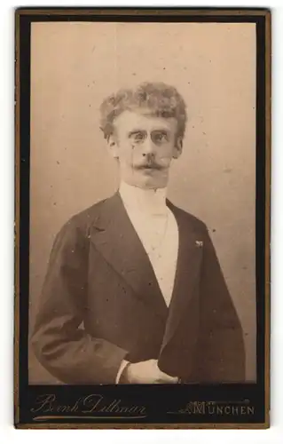 Fotografie Bernh. Dittmar, München, Portrait Herr im Anzug mit Zwicker