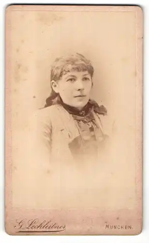 Fotografie G. Lechleitner, München, Portrait junge Frau in schöner Bluse