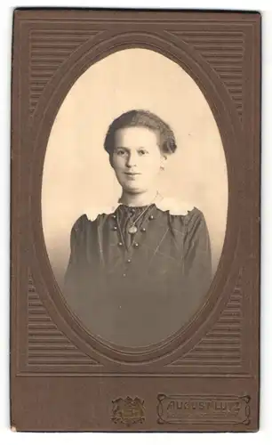 Fotografie August Lutz, Gera, Portrait junge Frau mit Medaillon