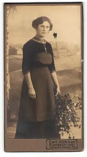 Fotografie Carl Hühner, Auerbach i/V, Portrait junger Frau in langem Kleid mit Blumenstrauss