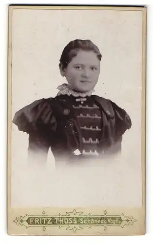 Fotografie Fritz Thoss, Schöneck /Vogtl., Portrait junge Frau in prächtigem Kleid