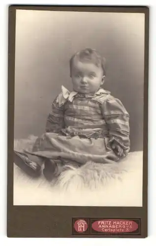 Fotografie Fritz Hacker, Annaberg i. S., Portrait niedliches Kleinkind im Kleidchen