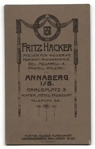 Fotografie Fritz Hacker, Annaberg i. S., Portrait niedliches Kleinkind im Kleidchen