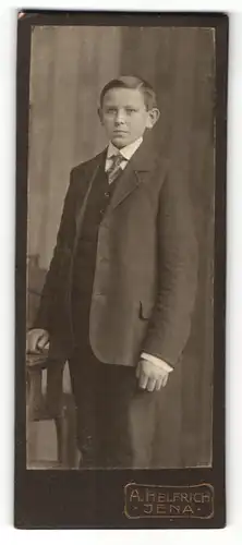 Fotografie A. Helfrich, Jena, Portrait eleganter Junge im Anzug