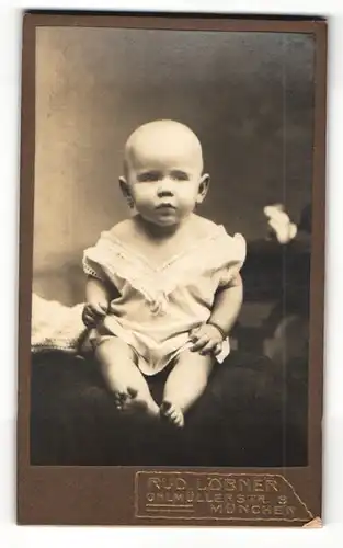 Fotografie Rud. Löbner, München, Portrait niedliches Kleinkind im weissen Kleidchen