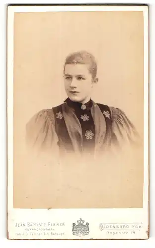 Fotografie Jean Baptiste Feilner, Oldenburg, Portrait dunkelhaarige Dame mit Brosche am Kragen