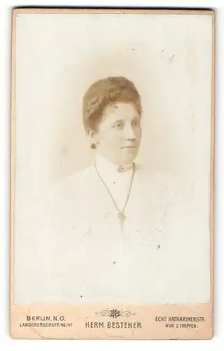 Fotografie Herm. Besteher, Berlin, Portrait Dame im weissen Kleid mit Kette