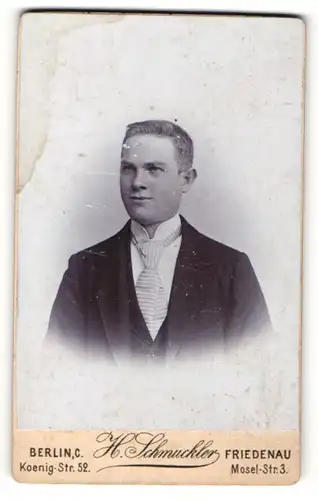 Fotografie H. Schmuckler, Berlin-Friedenau, Portrait junger Mann im Anzug mit Krawatte