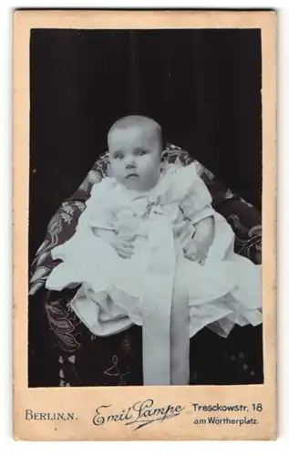 Fotografie Emil Lampe, Berlin, Portrait Kleinkind im weissen Kleid