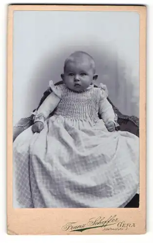 Fotografie Franz Scheffer, Gera, Portrait kleines Mädchen im weissen Kleid