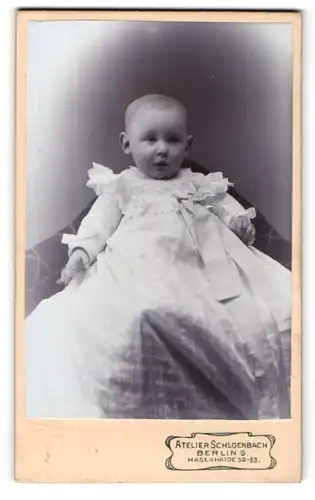 Fotografie Atelier Schloenbach, Berlin, Portrait kleines Mädchen im weissen Kleid auf einem Stuhl sitzend