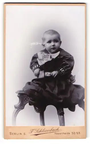 Fotografie F. Schloenbach, Berlin, Portrait kleines Mädchen auf einem Tisch sitzend