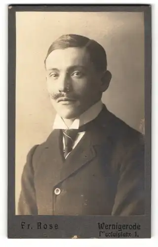 Fotografie Fr. Rose, Wernigerode, Portrait junger Mann im Jacket mit Langbinder