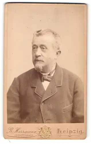 Fotografie R. Herrmann, Leipzig, Portrait älterer Herr im Jacket