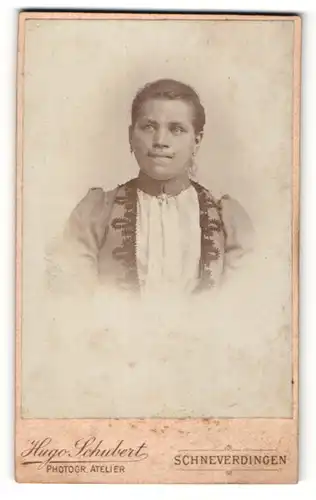 Fotografie Hugo Schubert, Schneverdingen, Portrait Frau in hübscher Bluse